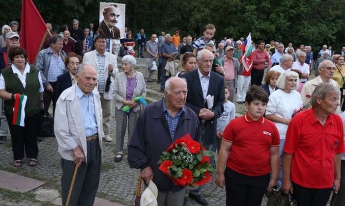 Празнуват с портрета на масовия убиец Георги Димитров